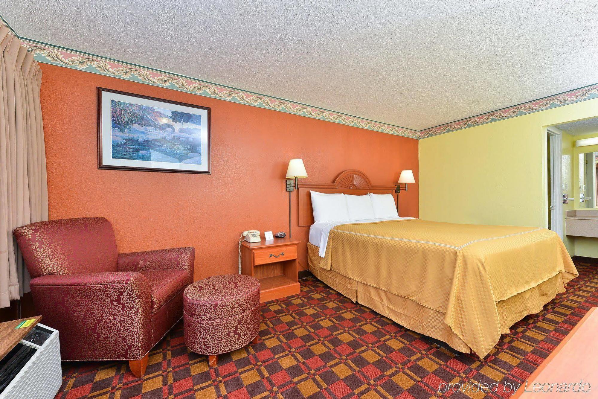 Red Roof Inn Indianapolis East Room photo